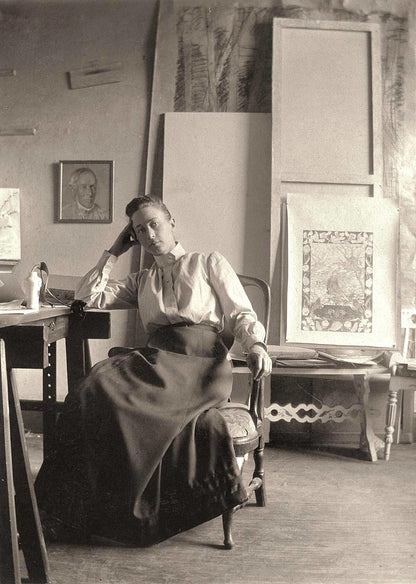 Konstnären Hilma af Klint (1862–1944) i hennes ateljé på Hamngatan i Stockholm, ca 1885. Fotograf okänd. [CC]