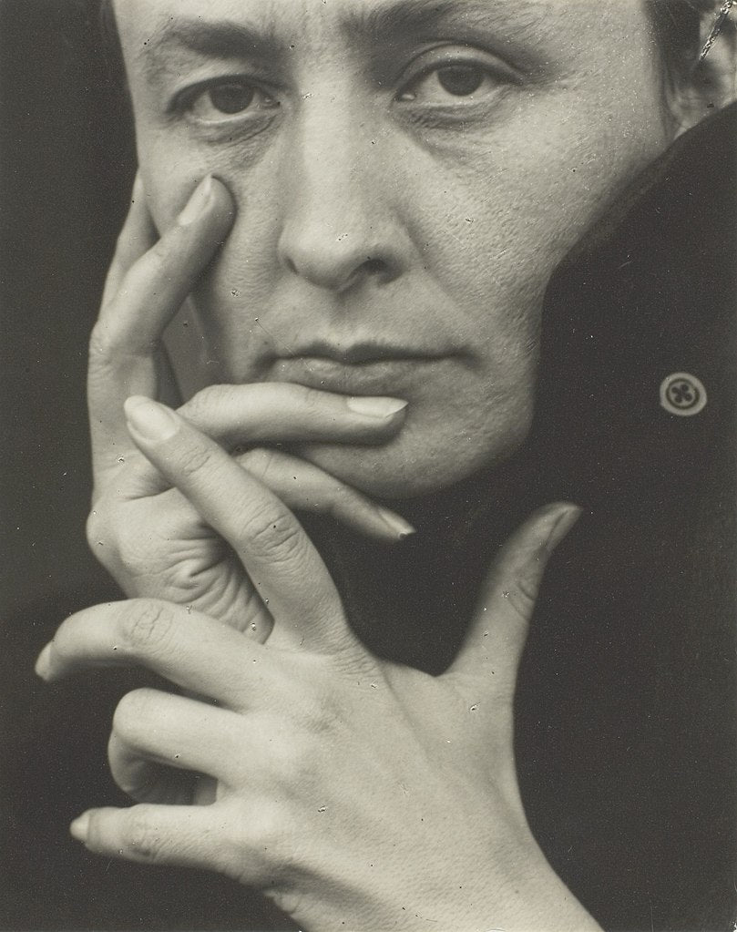 Porträtt av Georgia O'Keeffe – Hands, 1918. Fotograf Alfred Stieglitz 1864-1946. [CC, https://commons.wikimedia.org/wiki/Commons:Hirtle_chart]